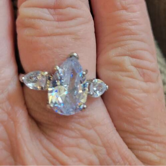 Glamorous Rhinestone Pear cut, Water drop Sparkle Bling Silver tone Ring Size 7 - Picture 5 of 6